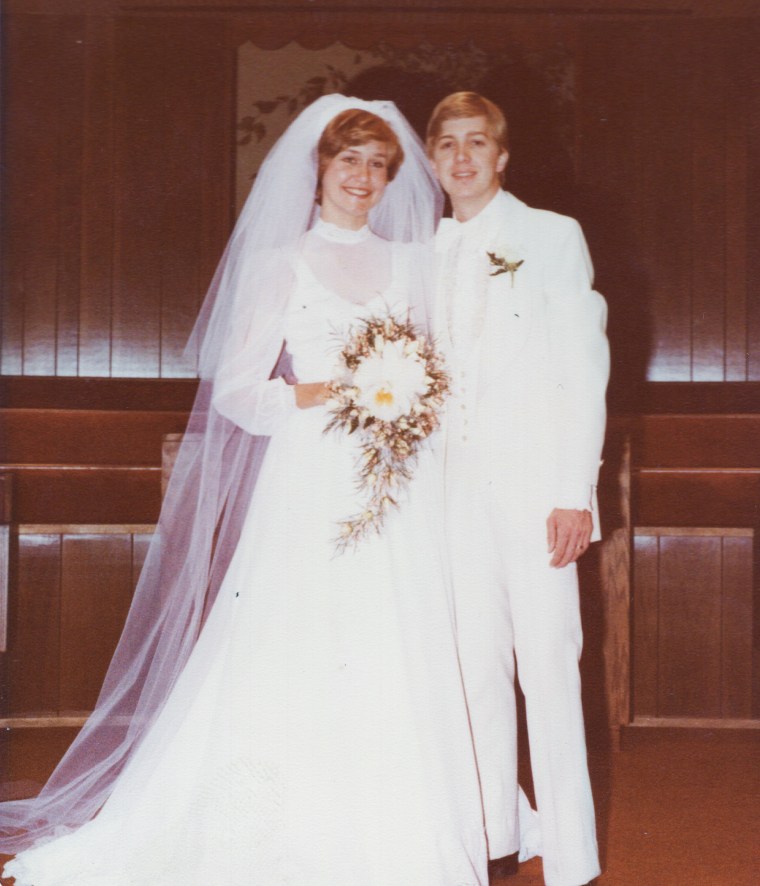 كريستين وستيفن بيل في يوم زفافهما.