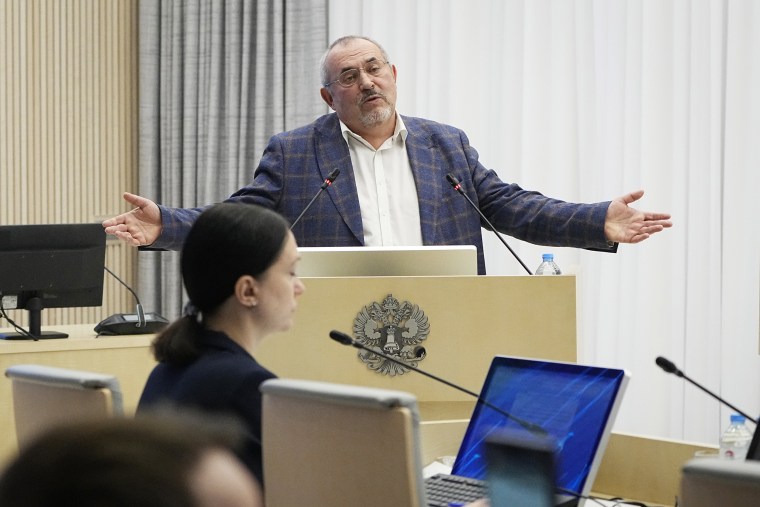 تعقد لجنة الانتخابات المركزية في روسيا اجتماعًا حيث تقرر ما إذا كان مرشح المعارضة الرئاسي بوريس ناديجدين مؤهلاً لخوض انتخابات مارس.