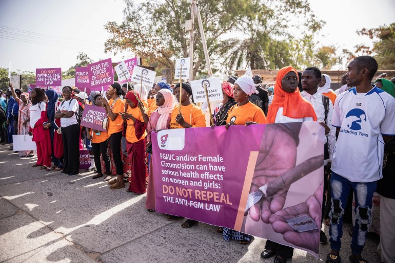 الناس يحتجون على خطة غامبيا لإلغاء الحظر المفروض على ختان الإناث