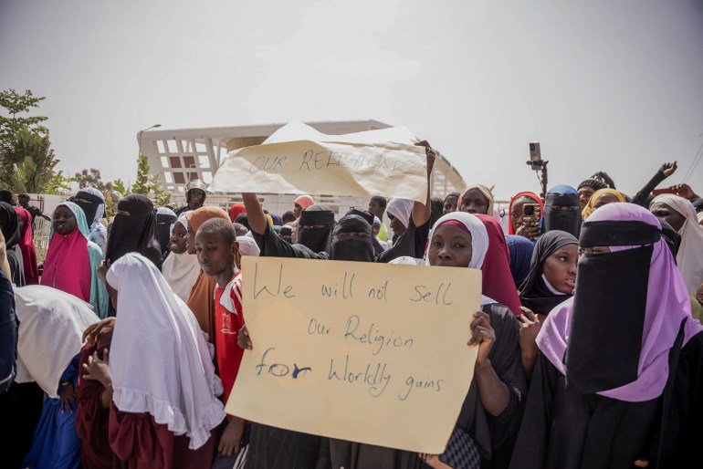 مؤيدو مشروع قانون لإلغاء حظر ختان الإناث في غامبيا