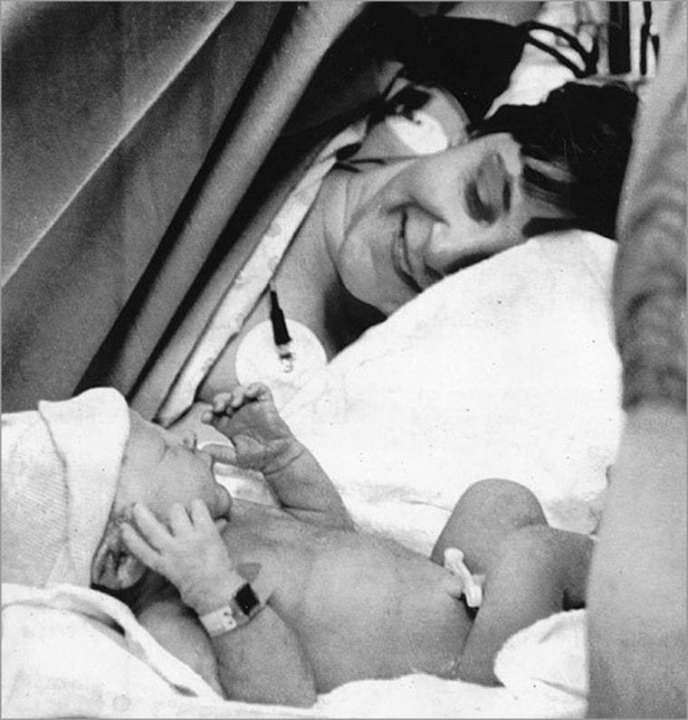 إليزابيث كار، أول طفلة تولد في الولايات المتحدة من خلال التلقيح الصناعي، ولدت في 28 ديسمبر 1981.
