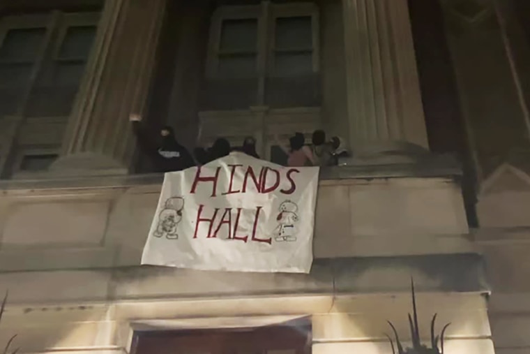 المتظاهرون يرفعون لافتة كتب عليها "هيندز هول" من مبنى هاملتون هول في حرم جامعة كولومبيا في مدينة نيويورك في 30 أبريل 2024.
