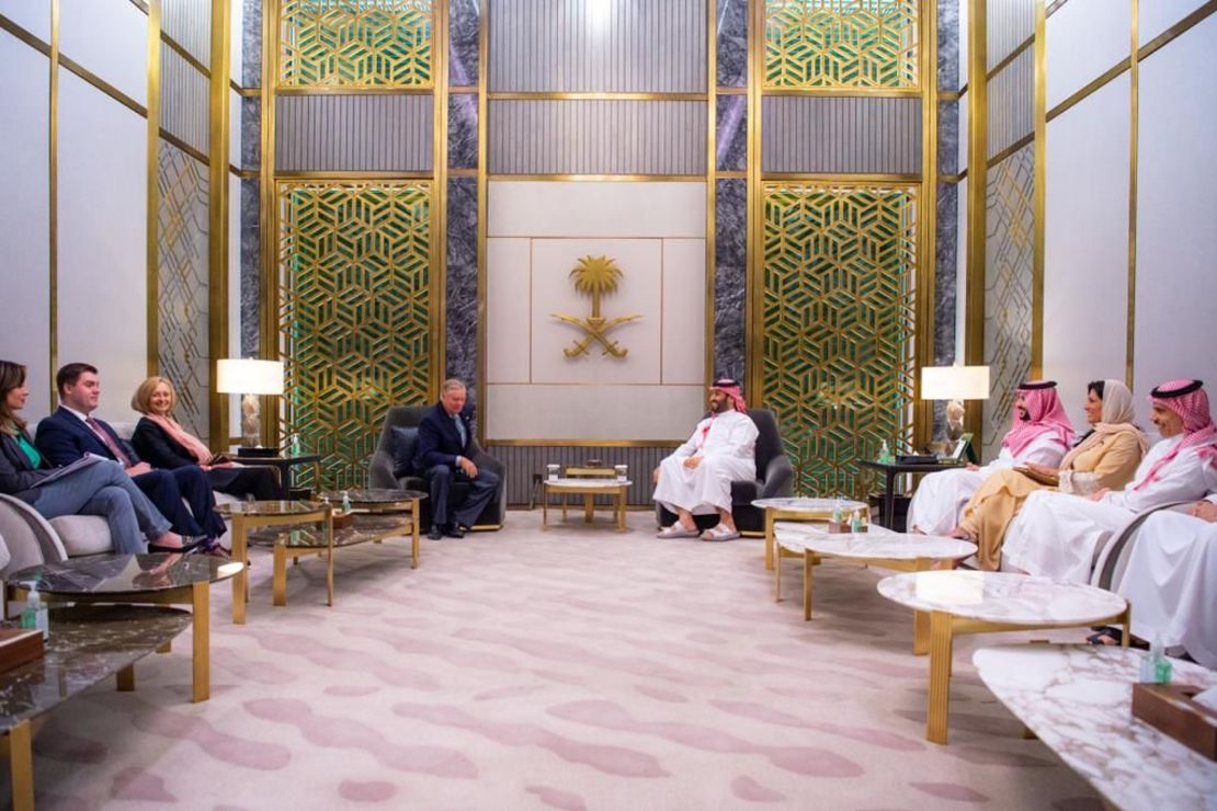تظهر هذه الصورة التي نشرتها وكالة الأنباء السعودية على X.com اجتماع السيناتور ليندسي جراهام مع ولي العهد السعودي الأمير محمد بن سلمان في 11 أبريل 2023. 