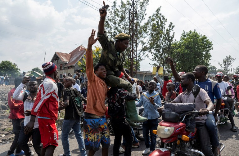 نشطاء يرفعون أحد أنصار حزب VDP wazalendo خلال مظاهرة تطالب بإنهاء القتال بين متمردي M23 والجيش الكونغولي وتندد بصمت المجتمع الدولي بشأن الصراعات في غوما، شمال كيفو