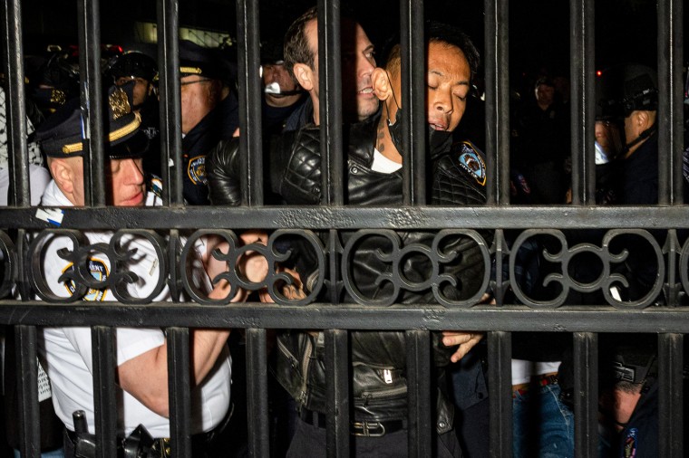 شرطة نيويورك تعتقل المتظاهرين خارج بوابات جامعة كولومبيا.