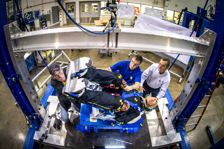 المهندسون العاملون مع Boeing's CST-100 Starliner يختبرون تصميم مقعد المركبة الفضائية.