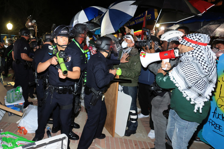 المتظاهرون يتجمعون في جامعة كاليفورنيا في لوس أنجلوس