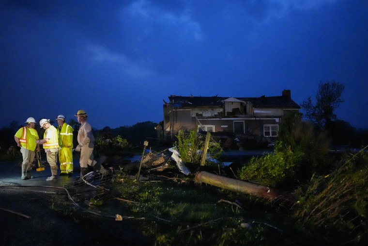 تقتل العواصف ثلاثة أشخاص على الأقل في جنوب شرق البلاد، مع استمرار الطقس القاسي