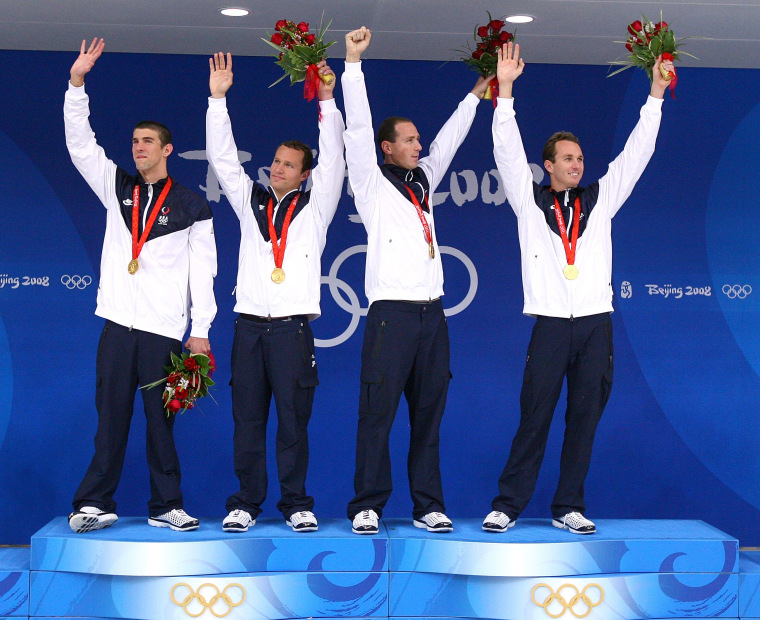 مايكل فيلبس، بريندان هانسن، جايسون ليزاك وآرون بيرسول على منصة التتويج بعد فوزهم بالميداليات الذهبية الأولمبية في عام 2008.