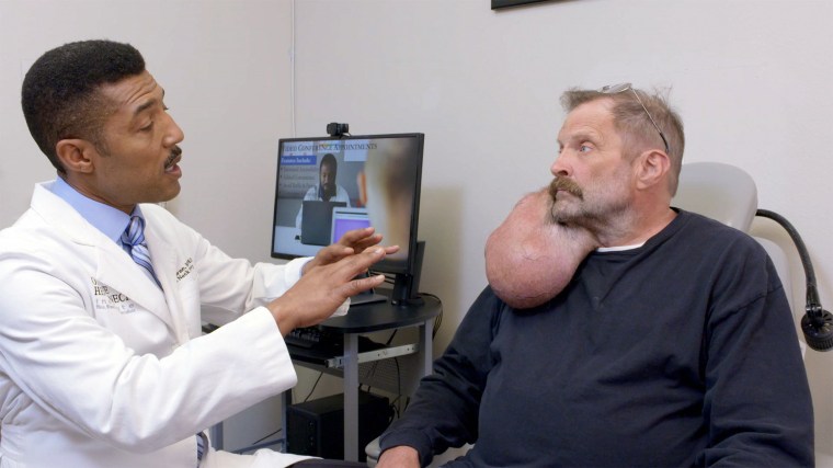 الدكتور رايان إف أوزبورن مع أحد المرضى.